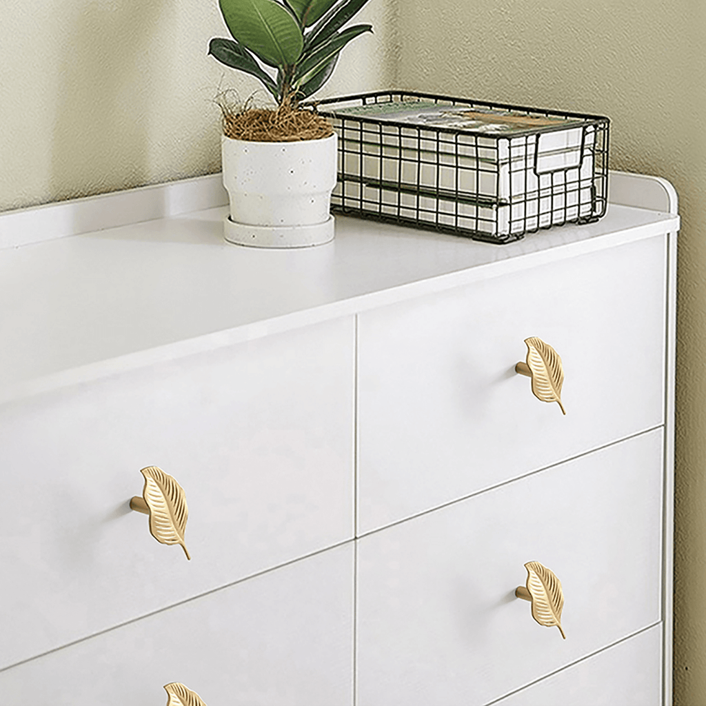 Enhance your white kitchen drawer with the elegant Gold Decorative leaf design brass knob. This unique knob features a beautiful leaf motif that adds a touch of nature-inspired charm to your kitchen decor. The gold finish brings a luxurious and sophisticated look to your drawer. Crafted with attention to detail, this knob is not only visually appealing but also functional, providing a comfortable grip for easy opening and closing.